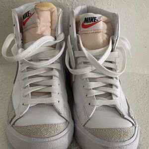 Nike Women's Blazer Mid ‘77